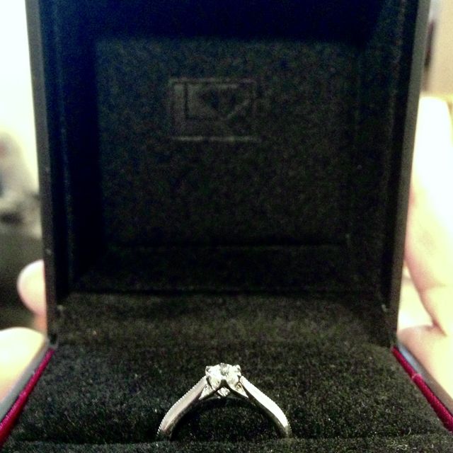 【ラザール ダイヤモンド(LAZARE DIAMOND)の口コミ】 婚約指輪は立て爪こデザインの物が欲しくて、なおかつ横から見た時にデザ…