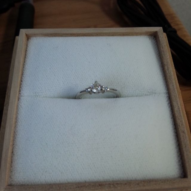 【CAFERING(カフェリング)の口コミ】 婚約指輪は当初買う予定はありませんでした。が、この指輪は雑誌で見てい…