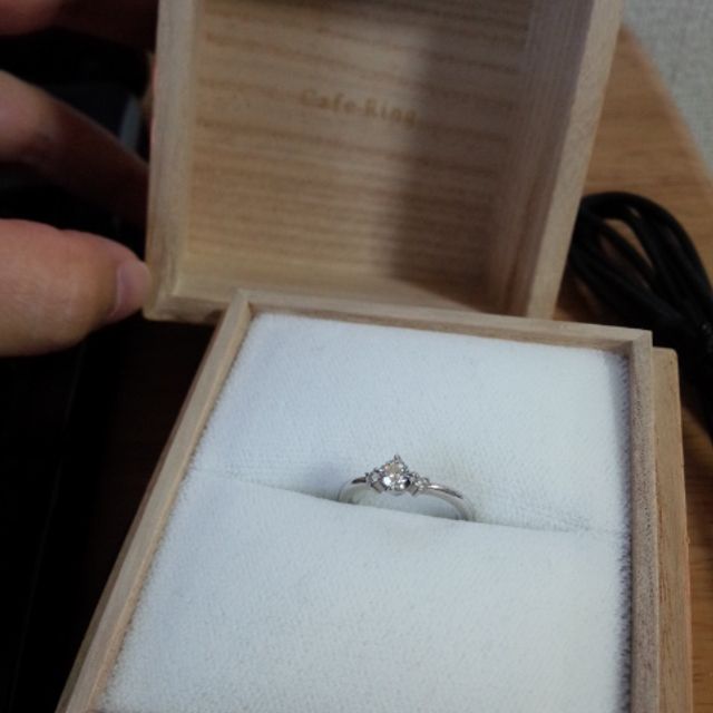 【CAFERING(カフェリング)の口コミ】 婚約指輪は当初買う予定はありませんでした。が、この指輪は雑誌で見てい…