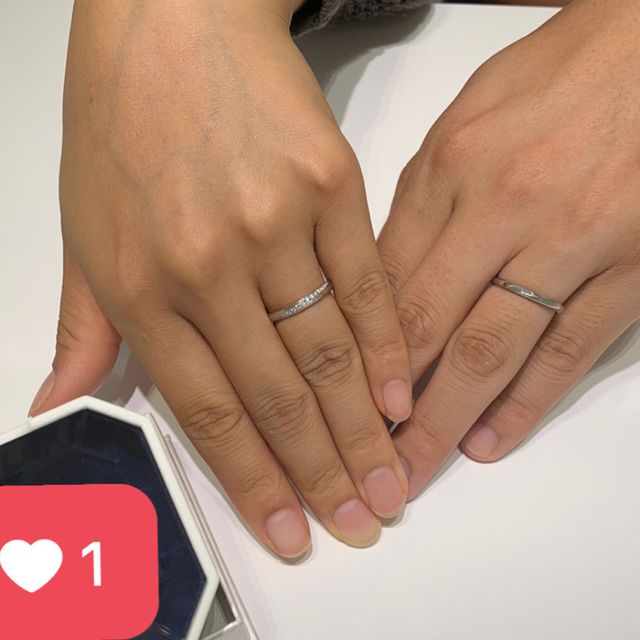 【4℃ BRIDAL(ヨンドシーブライダル)の口コミ】 第一印象は、デザインです。
表面にヘアーライン加工がされており、とても…