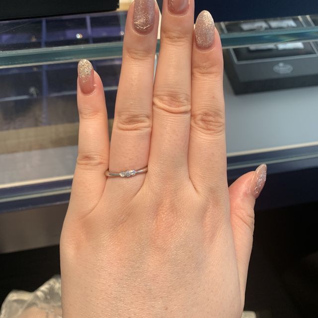 【銀座ダイヤモンドシライシの口コミ】 ダイヤモンドが爪で留まっているので、埋め込まれているタイプの指輪より…