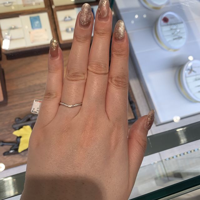 【PORTADA(ポルターダ)の口コミ】 Ｖ字の指輪は指を長く見せる効果があるとのことです。また、ダイヤモンド…