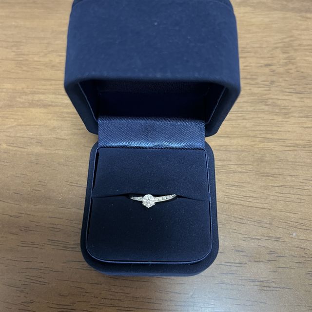 【4℃ BRIDAL(ヨンドシーブライダル)の口コミ】 ダイヤモンド1粒だけの王道デザインもシンプルでステキだったのですが、普…