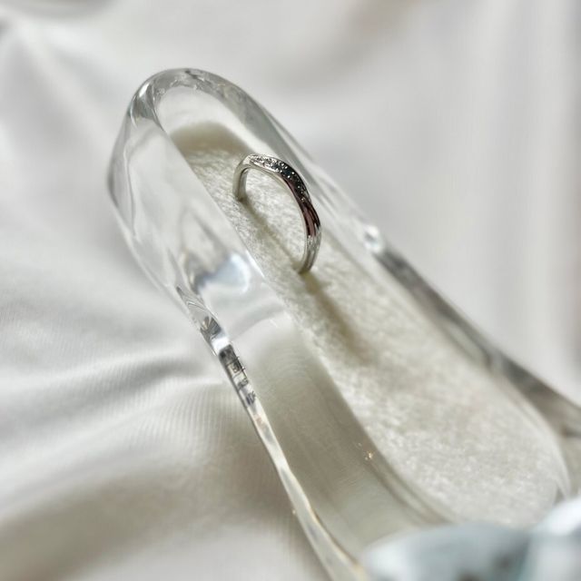 【Disney Cinderella(ディズニー シンデレラ)の口コミ】 デザインがシンプルで可愛かったのと、ブルーダイヤモンドは結婚指輪で中…