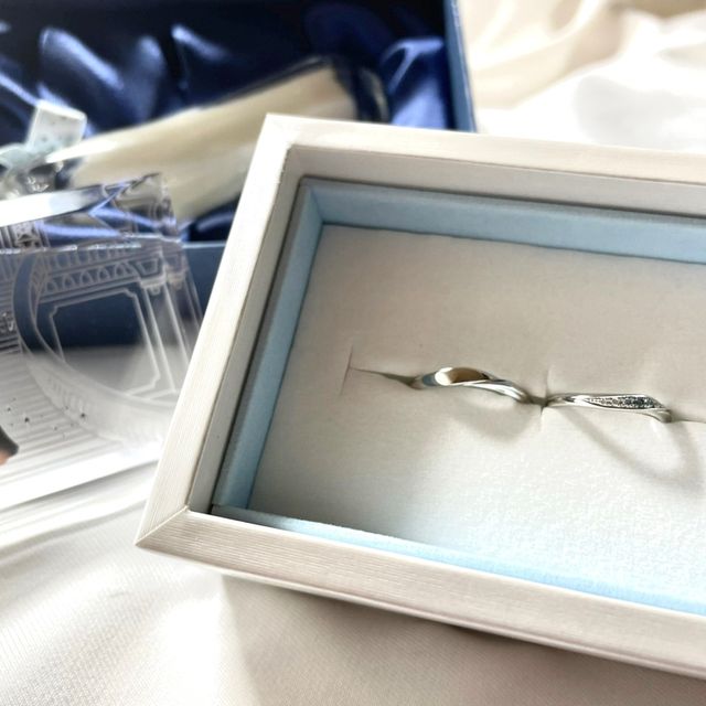 【Disney Cinderella(ディズニー シンデレラ)の口コミ】 デザインがシンプルで可愛かったのと、ブルーダイヤモンドは結婚指輪で中…