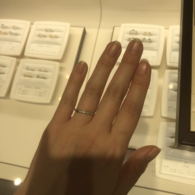 【俄(にわか)の口コミ】 細身でウェーブしていて指が綺麗に見えます。
ダイヤが散りばめされていて…
