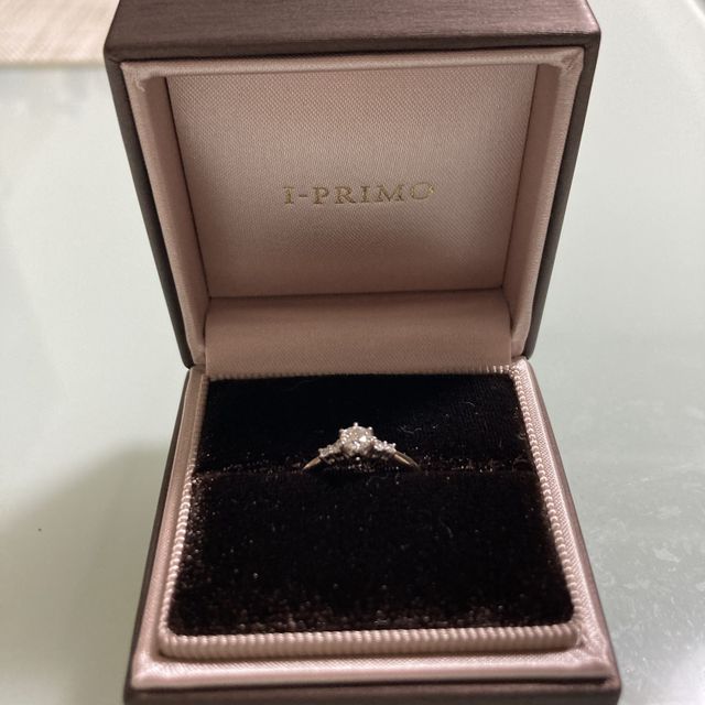【アイプリモ(I-PRIMO)の口コミ】 婚約者と一緒に購入へ行きました。
デザイン、相手方の指の印象に非常に合…