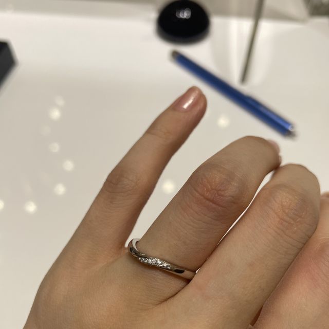 【4℃ BRIDAL(ヨンドシーブライダル)の口コミ】 ウェーブタイプの指輪です。ダイヤが斜めに並んでおり、少しひねった感じ…