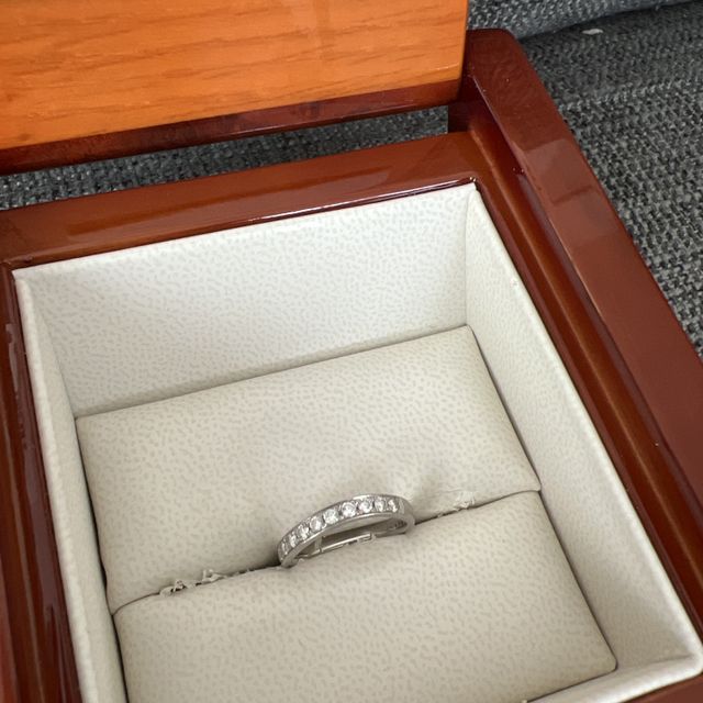 【YUKIZAKI BRIDAL(ユキザキブライダル)の口コミ】 指輪の形はウェーブでダイヤが並んでいて大人っぽく指が綺麗に見えるかな…