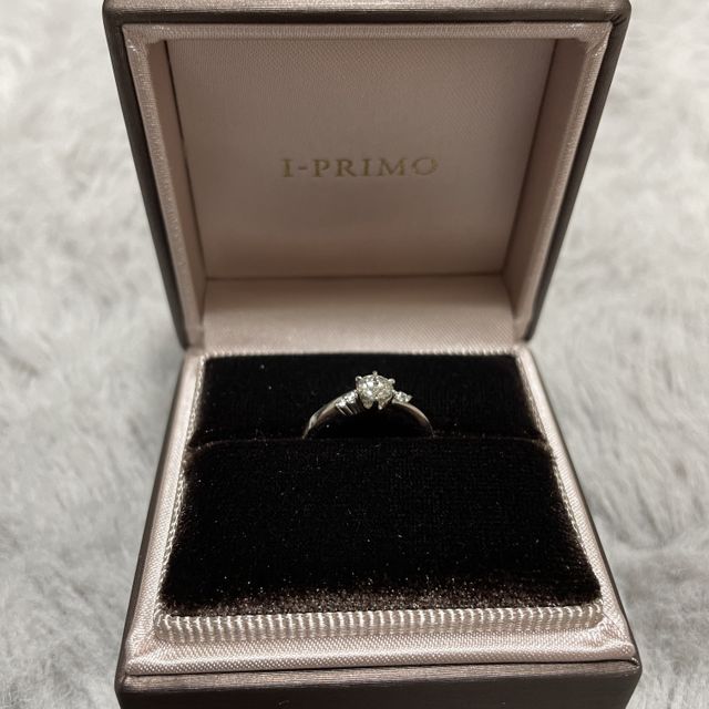 【アイプリモ(I-PRIMO)の口コミ】 指輪のデザインがとても多くて迷いましたが、たくさん試着させてもらい自…