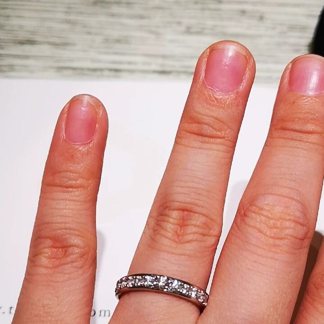 【TRECENTI(トレセンテ)の口コミ】 ハーフエタニティを中心に探しておりました。
このリングは輝きが素晴らし…