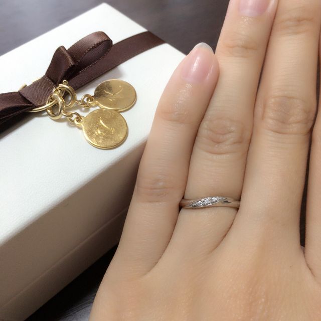 【アイプリモ(I-PRIMO)の口コミ】 婚約指輪と重ね付けをしたときに違和感がないものを選びました。また、結…