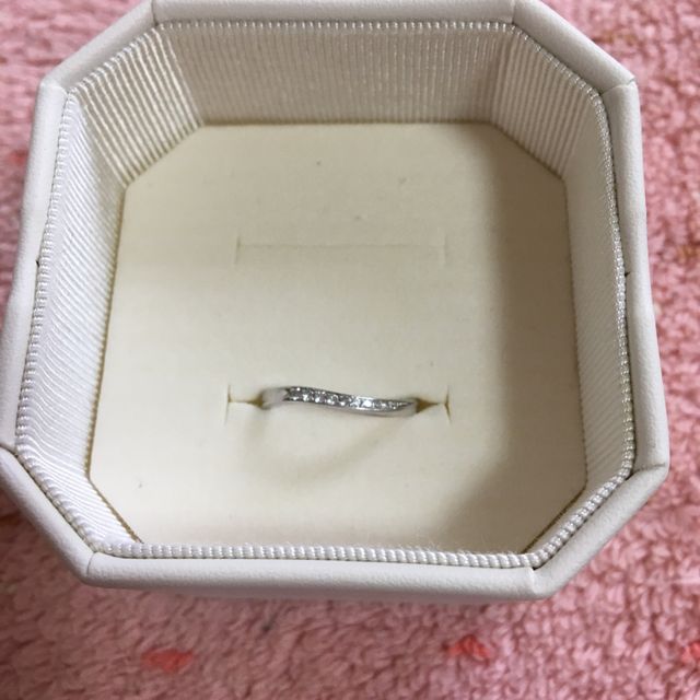 【4℃ BRIDAL(ヨンドシーブライダル)の口コミ】 指輪の決め手は、
30代の私でも、ずっと付けられる。と思ったのが決め手で…