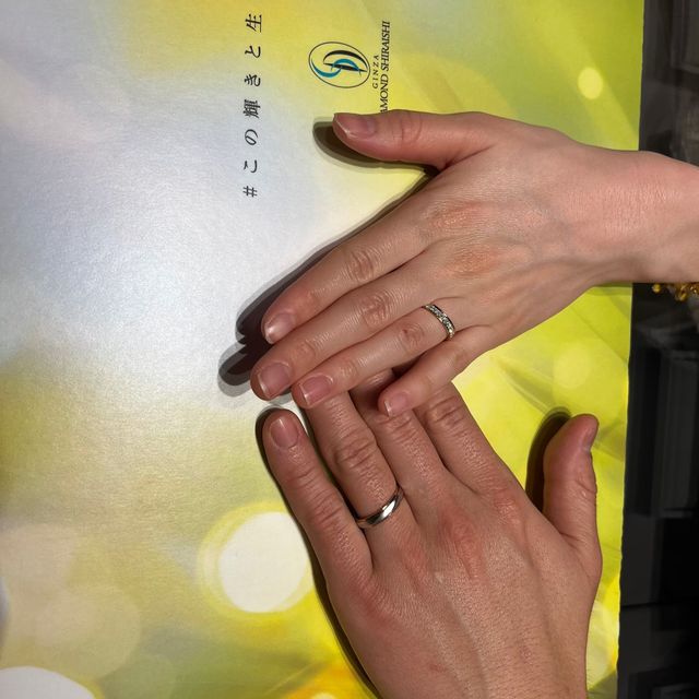 【銀座ダイヤモンドシライシの口コミ】 ミル打ちやダイヤが入ったデザインが素敵だと思い、いくつか試着させてい…