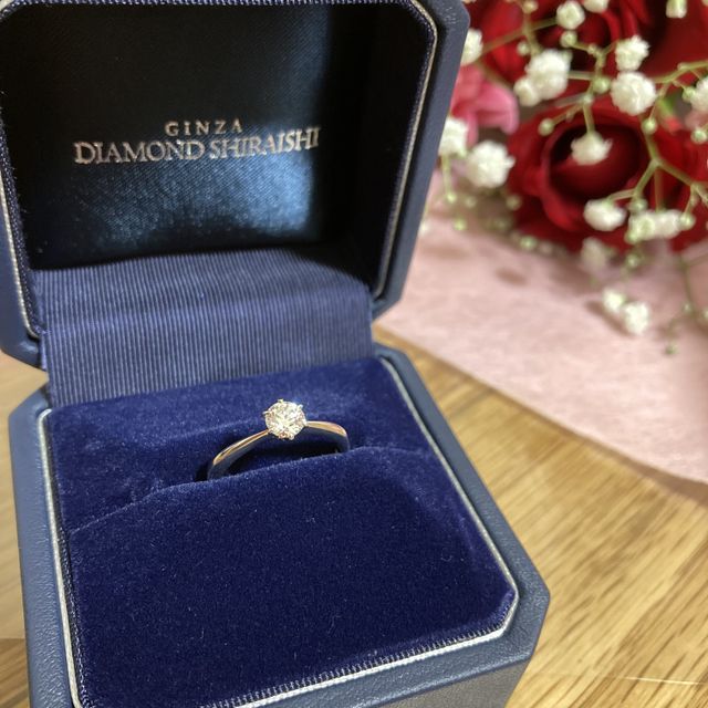 【銀座ダイヤモンドシライシの口コミ】 王道のデザインを探していていました。
シンプルなフレームに素敵なダイヤ…