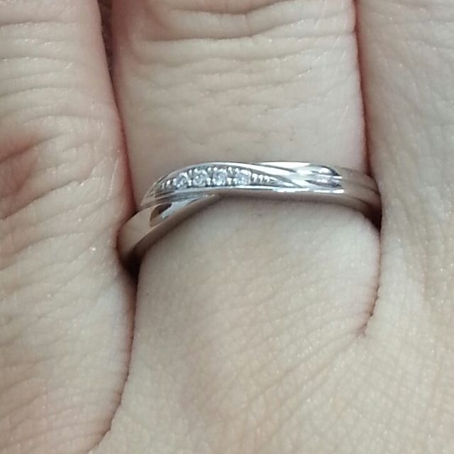 【4℃ BRIDAL(ヨンドシーブライダル)の口コミ】 私は、指にシワが多いことがずっとコンプレックスです。なので、少しでも…