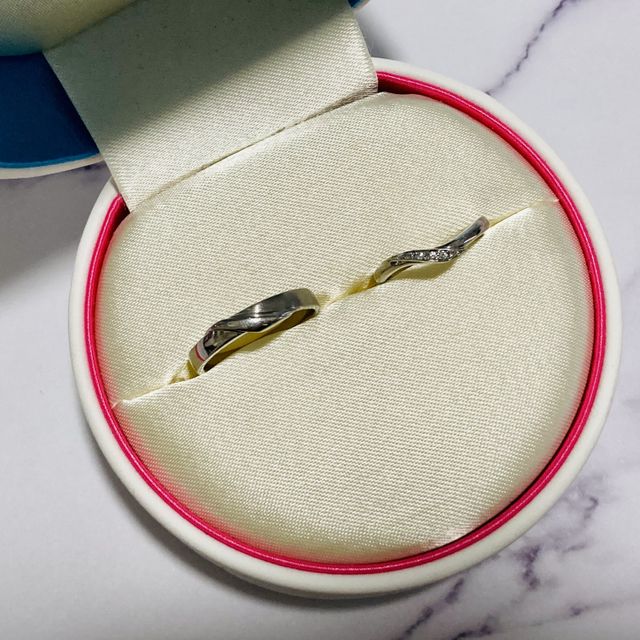 【COCKTAIL(カクテル)の口コミ】 ゆるやかなV字になっていて指が細く見えます。
左側に小さめの石が並び、…