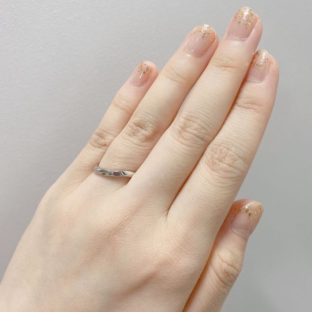 【銀座ダイヤモンドシライシの口コミ】 すでに購入していた婚約指輪と重ねづけした際に、ウェーブがしっくりくる…