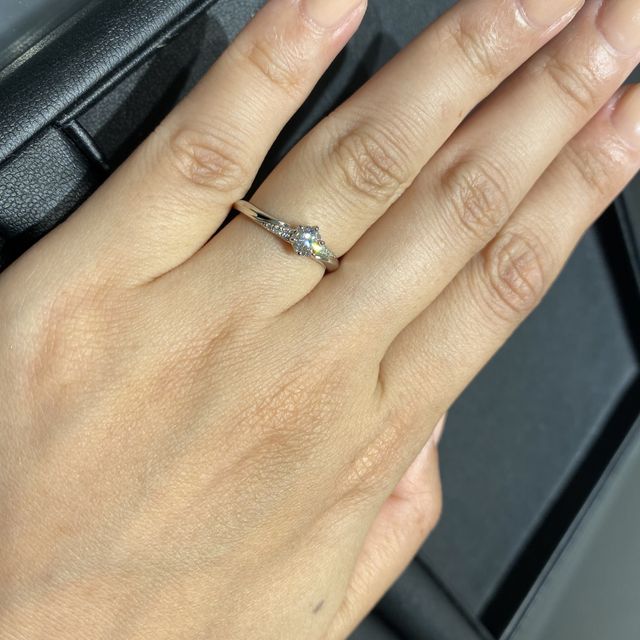 【エクセルコダイヤモンド(EXELCO DIAMOND)の口コミ】 【指輪のデザイン・テイスト・素材について】
ウェーブ系のデザインが希望…