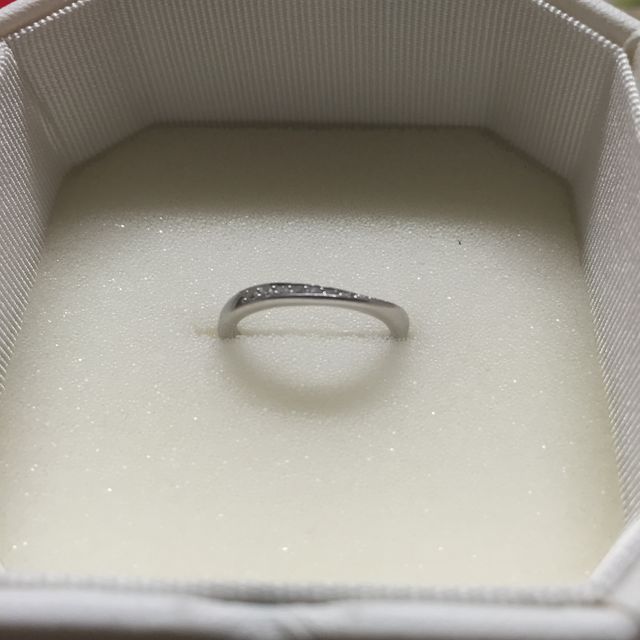 【4℃ BRIDAL(ヨンドシーブライダル)の口コミ】 ダイヤ部分が平坦ではなく傾斜がついているので、つけ方によって２パター…