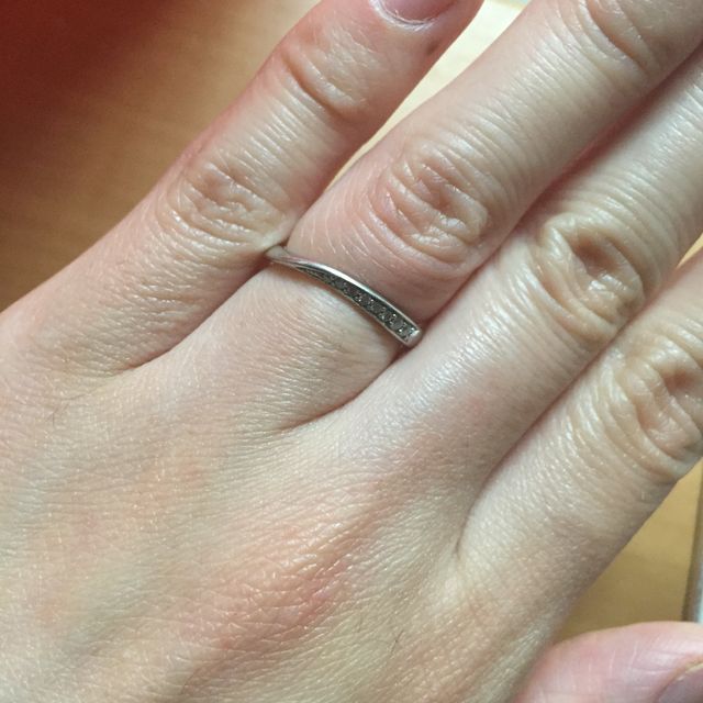 【4℃ BRIDAL(ヨンドシーブライダル)の口コミ】 ダイヤ部分が平坦ではなく傾斜がついているので、つけ方によって２パター…