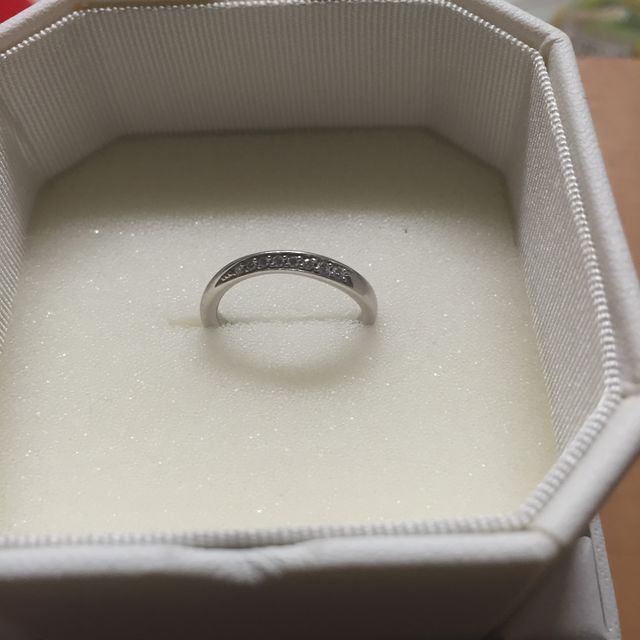 【4℃ BRIDAL(ヨンドシーブライダル)の口コミ】 ダイヤ部分が平坦ではなく傾斜がついているので、つけ方によって２パター…