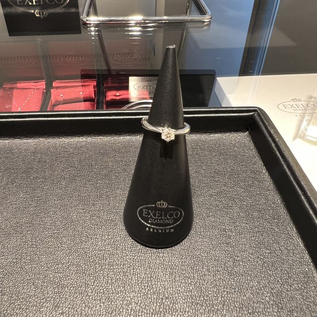 【エクセルコダイヤモンド(EXELCO DIAMOND)の口コミ】 シンプルな一粒ダイヤの指輪を探していました。このデザインはダイヤの留…