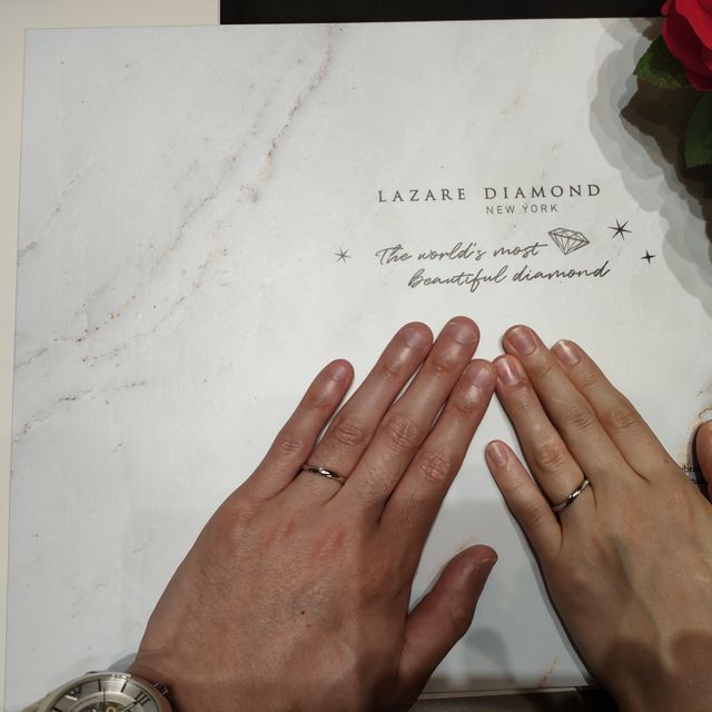 【ラザール ダイヤモンド(LAZARE DIAMOND)の口コミ】 他とは違うデザイン性と自分の指にはめた時の見栄えで決めました。指輪の…