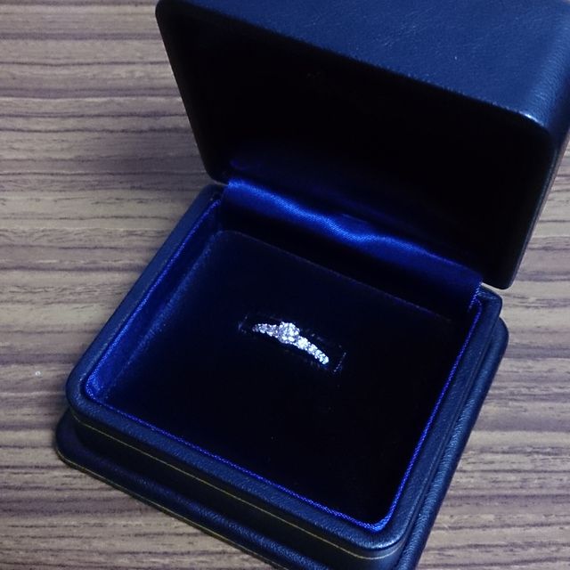 【ROYAL ASSCHER(ロイヤル・アッシャー)の口コミ】 ダイヤモンドの輝き方が全然違いました。他の指輪ブランドのお店にも数軒…