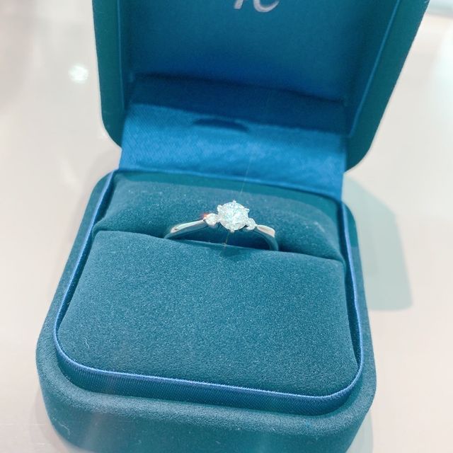 【4℃ BRIDAL(ヨンドシーブライダル)の口コミ】 デザインは一粒のものからサイドにダイヤモンドがあるもの、ストレートや…