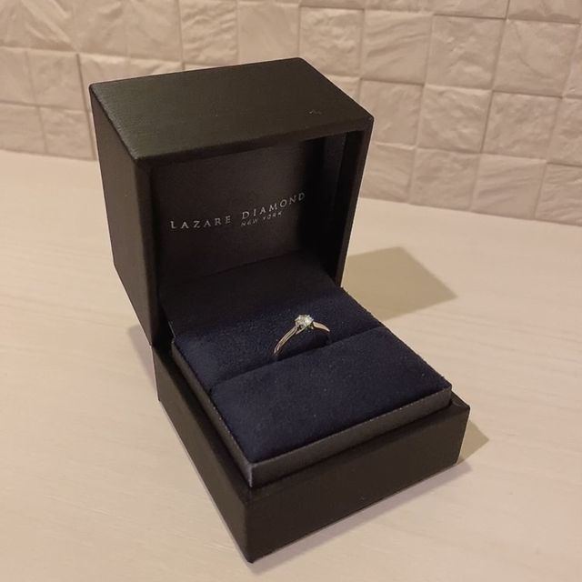 【ラザール ダイヤモンド(LAZARE DIAMOND)の口コミ】 婚約相手が結婚指輪と一緒に重ね付けしたいと言っていたので、1番シンプル…