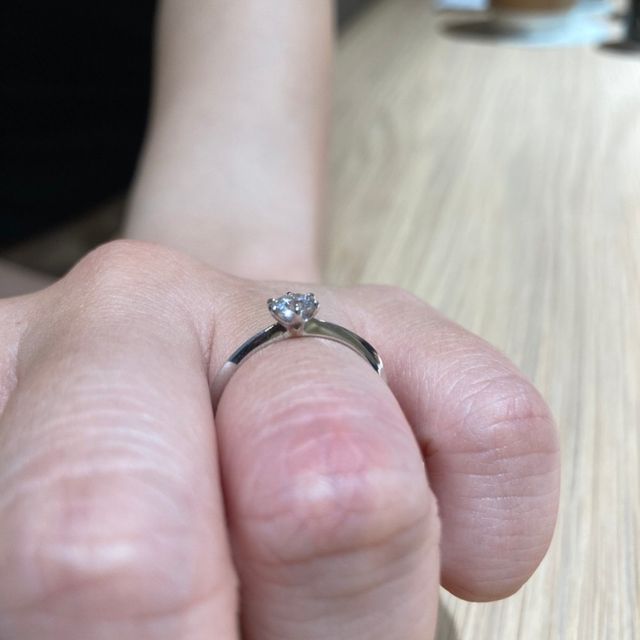 【BIJOUPIKO(ビジュピコ)の口コミ】 一粒石で、爪が立っているデザインがオススメです。しかし王道のデザイン…