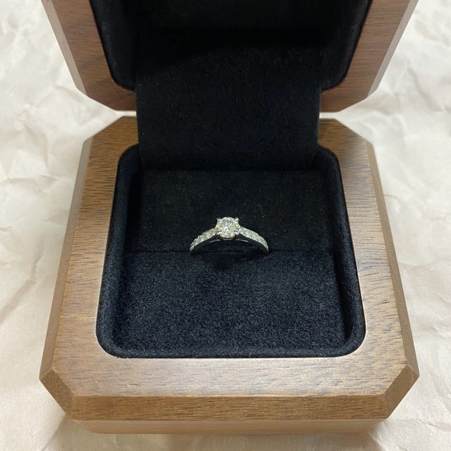 【TANZO.(鍛造指輪)の口コミ】 シンプルなメレダイヤ付きの婚約指輪を求めていました。
ブランドより品質…