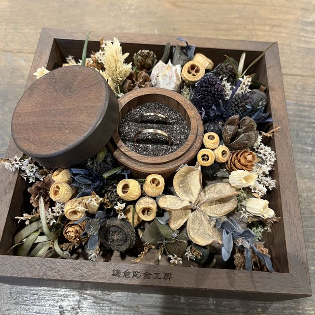 【鎌倉彫金工房の口コミ】 結婚指輪をネットや本で色々探してる際に木の入れ物と指輪のデザインに一…