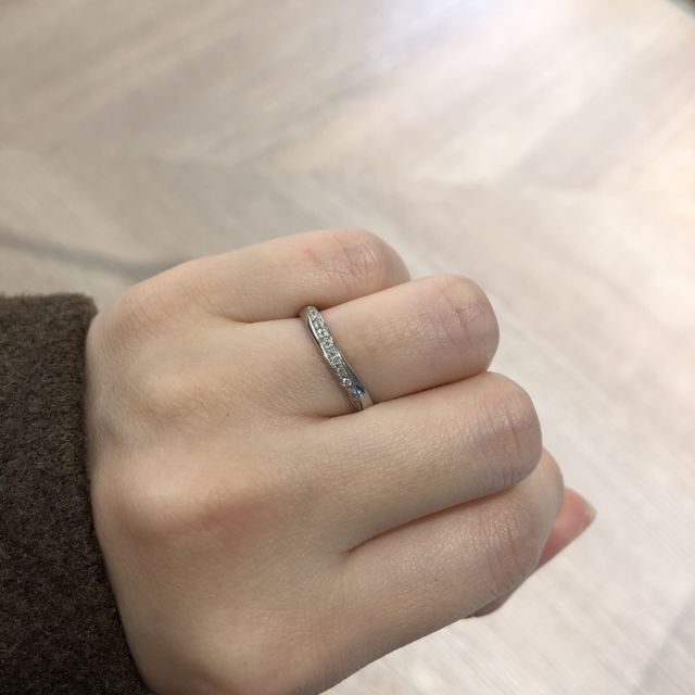【銀座ダイヤモンドシライシの口コミ】 ダイヤモンドがキラキラで華やかさがあり、一本でもかわいいデザインです…