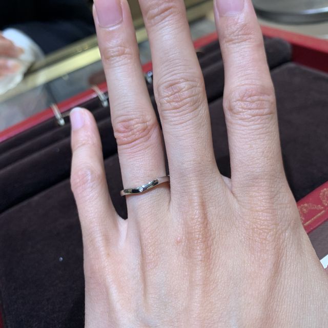 【カルティエ(Cartier)の口コミ】 柔らかさの中に重厚感があります。
ウェーブが指を綺麗に見せてくれます。…
