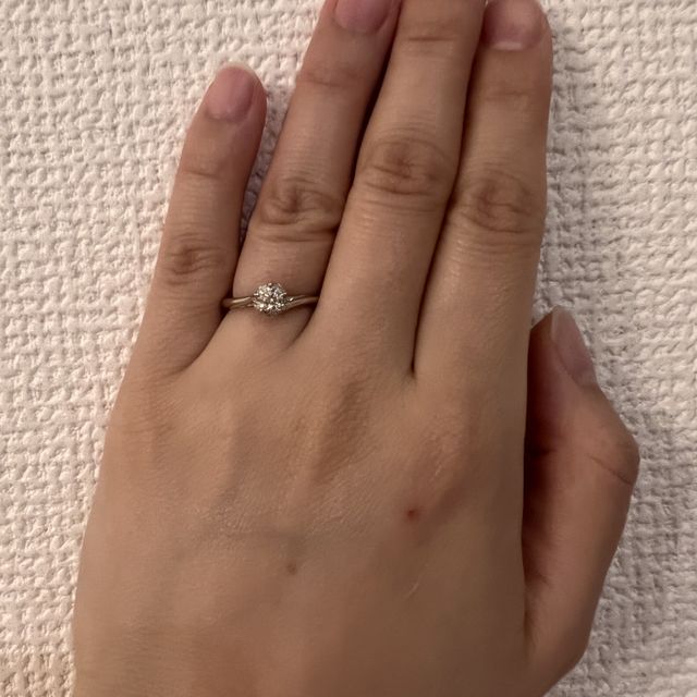 【銀座ダイヤモンドシライシの口コミ】 花型のモチーフで探しており、理想にピッタリでした。真ん中のダイヤは0.3…