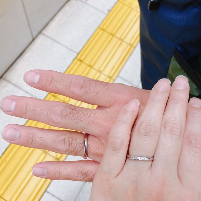 【COLANY(コラニー)の口コミ】 指が綺麗に見えるデザインです。
指輪の着け心地が不思議な感じでした。
…