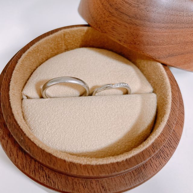 【COLANY(コラニー)の口コミ】 指が綺麗に見えるデザインです。
指輪の着け心地が不思議な感じでした。
…