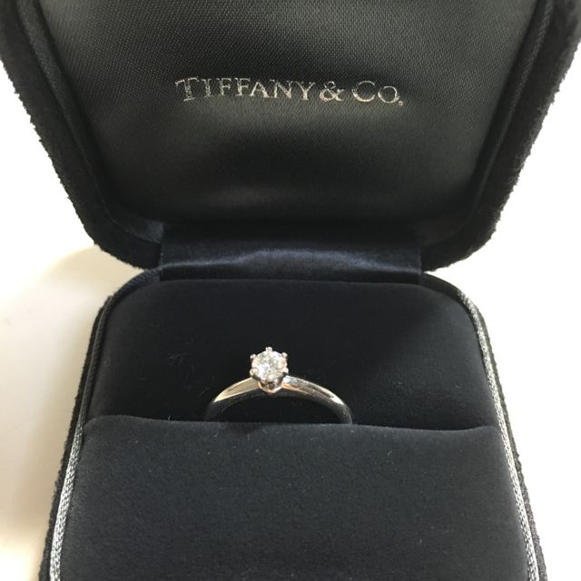 【ティファニー(Tiffany & Co.)の口コミ】 いつくか他のジュエリーブランドの婚約指輪と比べましたが、やはりシンプ…