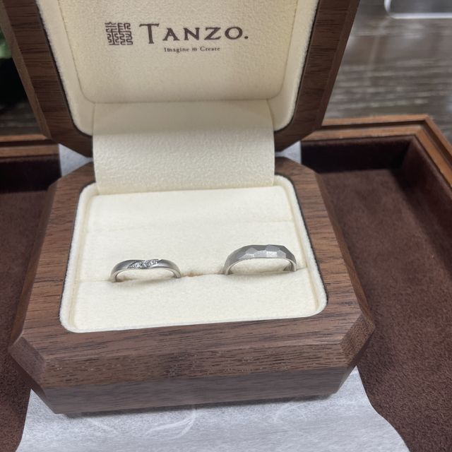 【TANZO.(鍛造指輪)の口コミ】 夫が鎚目デザインを気に入っていたこと、鍛造製法で作っているので、他の…