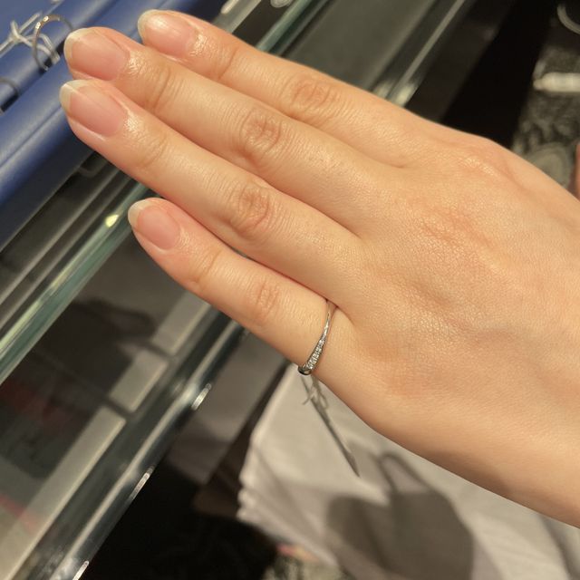 【銀座ダイヤモンドシライシの口コミ】 リングが細く、シンプルなデザインが1番の決め手。
形状はウェーブで、セ…