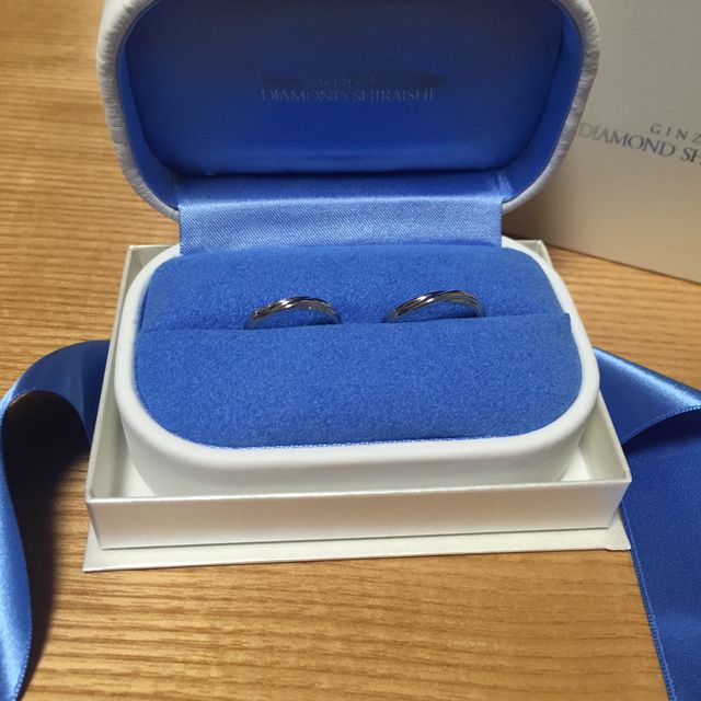 【銀座ダイヤモンドシライシの口コミ】 ウェーブデザインを探しており、男性でも抵抗感のない緩やかさと女性側は…