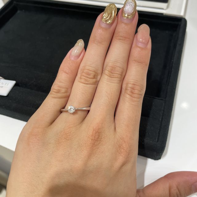 【TRECENTI(トレセンテ)の口コミ】 ダイヤモンドが主役になるような一石タイプのデザインです。中心に向かっ…