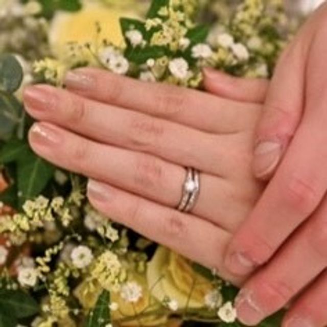 【銀座ダイヤモンドシライシの口コミ】 指輪のデザインに一目惚れしました。婚約指輪と結婚指輪ともに控えめなが…