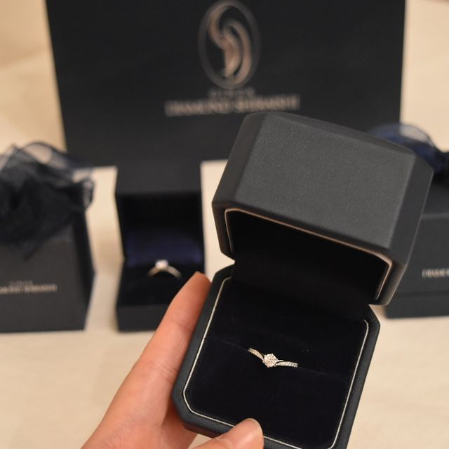 【銀座ダイヤモンドシライシの口コミ】 元々、デザインは年を重ねても負けない華やかなものを探しており、メレの…