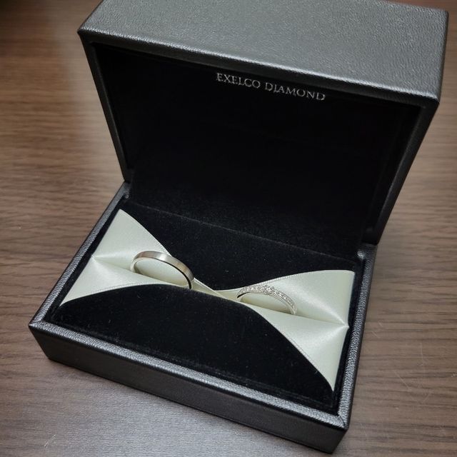 【エクセルコダイヤモンド(EXELCO DIAMOND)の口コミ】 小さく連なったダイヤの真ん中に大きいダイヤがあってとても可愛らしいデ…