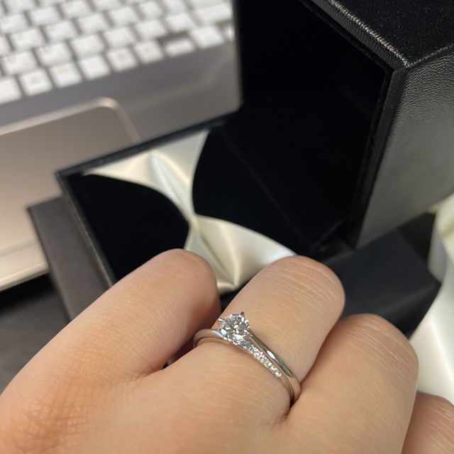 【エクセルコダイヤモンド(EXELCO DIAMOND)の口コミ】 実際に店舗で拝見し、デザインの美しさに魅せられて購入を決めました。ダ…