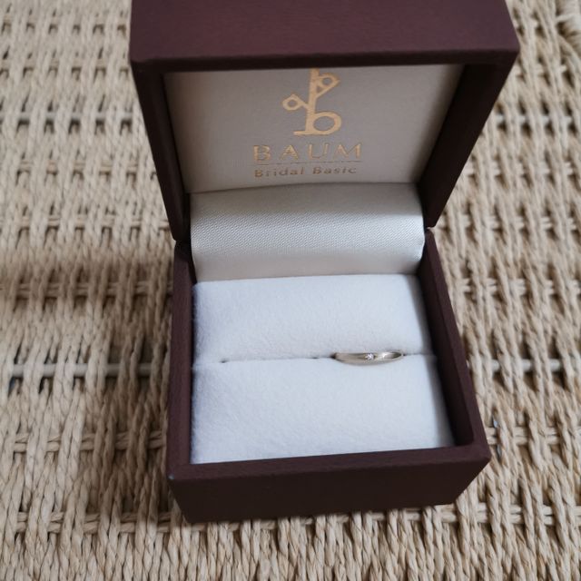 【BAUM(バーム)の口コミ】 見本を拝見し、主人も私もひと目で気に入りました。ゴールドに加工が施し…