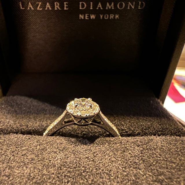 【ラザール ダイヤモンド(LAZARE DIAMOND)の口コミ】 いかにもな一粒婚約指輪はのちのちつけにくいかなと思っていて、ファッシ…